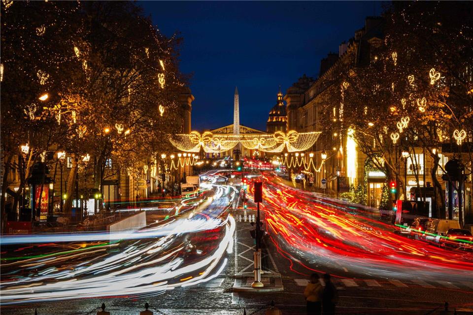 Diese Langzeitbelichtung zeigt einen Blick auf die Rue Royale in Paris mit Weihnachtsbeleuchtung und dem Place de la Concorde im Hintergrund.Dimitar Dilkoff/AFP/dpa