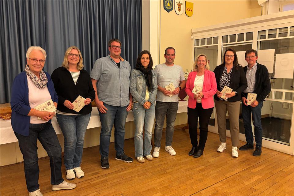 Diese Mitglieder wurden aus dem Rat verabschiedet. Hier die anwesenden (v.l.) Margret Seyer (SPD), Sandra Dahlke (SPD), Jens Klöpper (UWG), Ursula Gerighausen (Grüne), Christian Pöpping (CDU), Dagmar Jeske, Agnes Wennemar (CDU) und Karl-Heinz Hellmann (CDU).