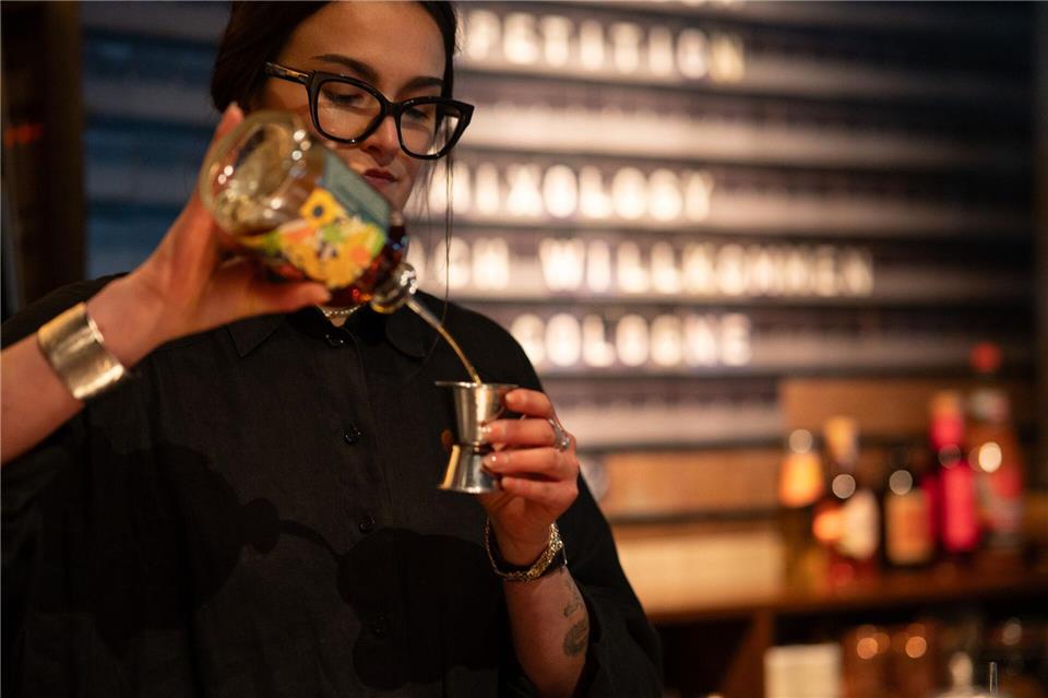Diese Nachricht ist nicht aus den 80ern: Clara Schoper (24) aus der Münchner „Zephyr Bar“ hat mit „Rum-Cola“ einen Cocktailwettbewerb gewonnen. (Handoutbild)Miriam Weisz/Mixology/Meininger Verlag/dpa