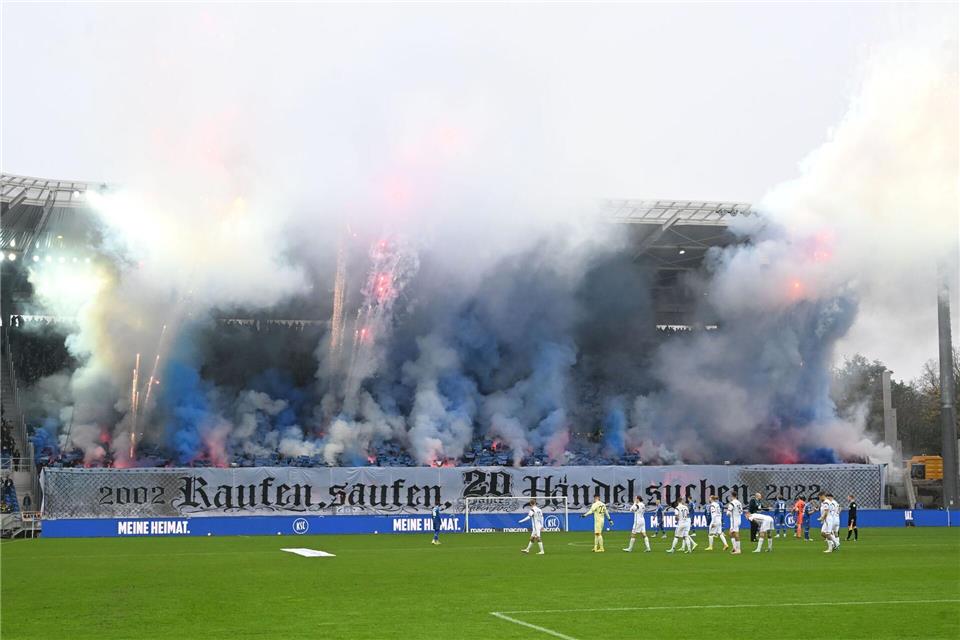 Diese Pyro-Aktion von Fans des Karlsruher SC im November 2022 hatte ein juristisches Nachspiel.Uli Deck/dpa