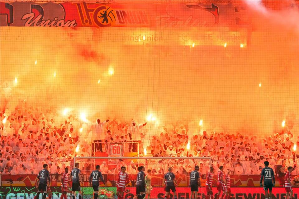 Diese Pyroshow wird für Union Berlin teuer. (Archivbild)Soeren Stache/dpa