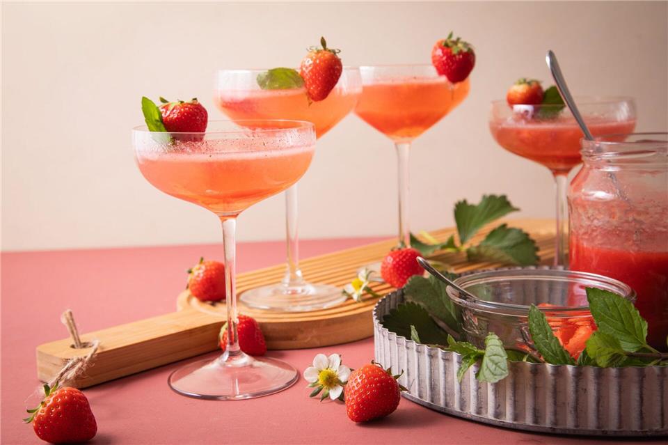 Diese Rezept-Idee nennt sich „Feuerkuss“. Dazu Champagner oder Rosé-Sekt mit eiskaltem Erdbeer-Vanille-Chili-Püree und Minze in der Champagnerschale servieren. Christin Klose/dpa-tmn