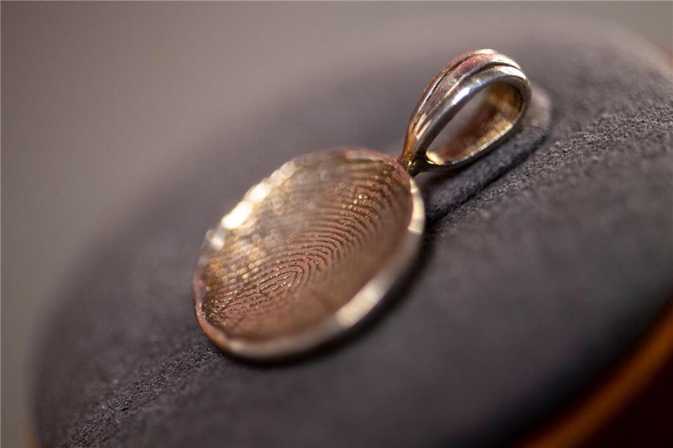 Über den Tod hinaus: Wenn aus Asche ein Gedenkdiamant wird Diese Schmuckstücke sind günstiger als künstliche Diamanten. (Archivbild)Harald Tittel/dpa