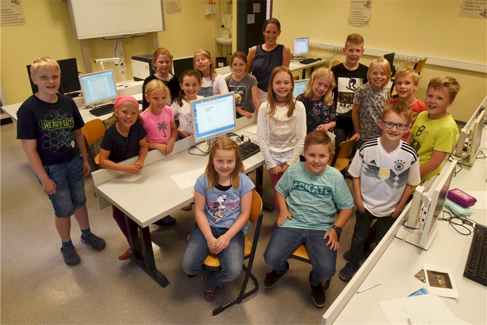Diese Schüler-Reporter haben zusammen mit Lehrerin Kira Hankemann die Texte geschrieben.