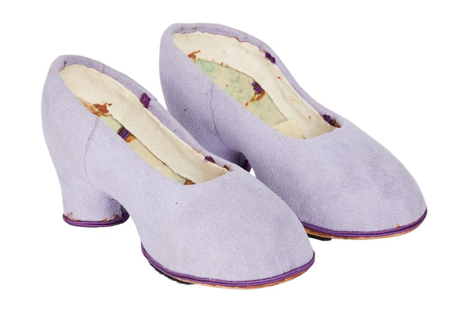 Diese Schuhe trug Miss Piggy in dem Film „Die große Muppet-Sause“ (1981). -/Julien’s Auctions/dpa