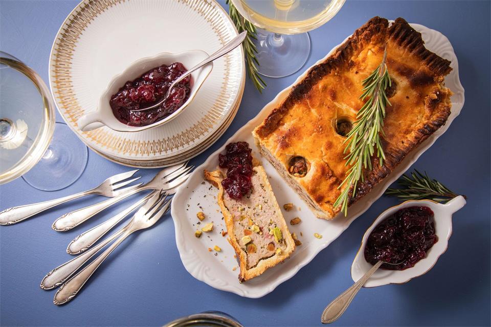 Diese Schweinefleisch-Kalbs-Terrine mit Pistazien und Preiselbeeren wurde in einer Kastenform gebacken.Christin Klose/dpa-tmn