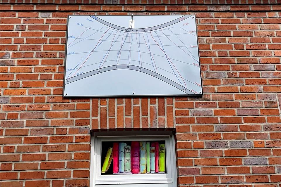 Diese Sonnenuhr wurde am St.-Silvester-Haus installiert.