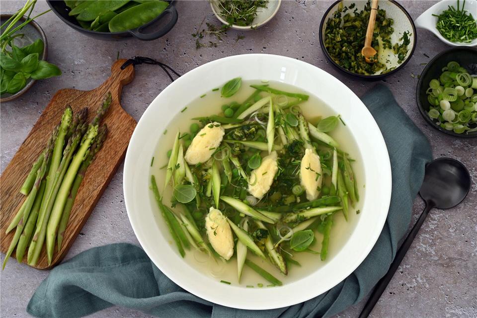 Diese Suppe mit Parmesan-Nocken sowie grünem Spargel und knackigen Kräutern bringt den Frühling in den Suppenteller.  Julia Uehren/loeffelgenuss.de/dpa-tmn