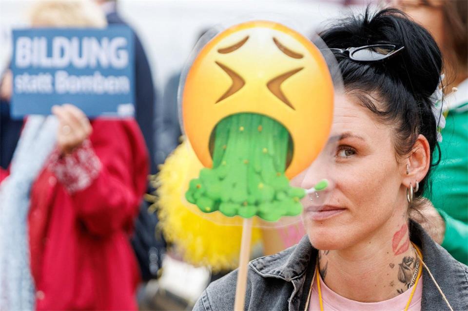 Diese Teilnehmerin der Kundgebung macht deutlich, was sie von dem Kita-Gesetzentwurf hält.Carsten Koall/dpa