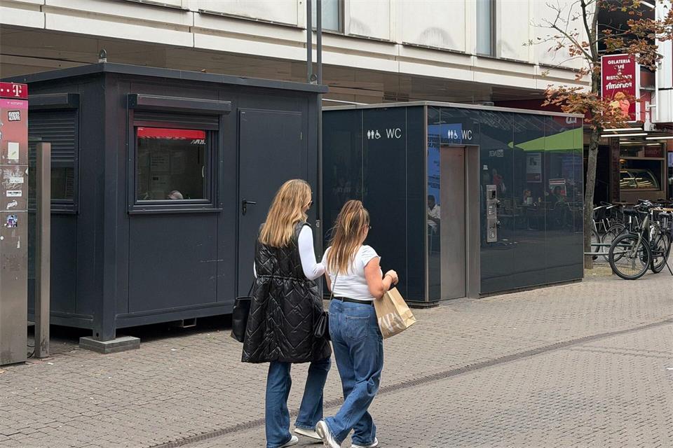 Diese Toilette in der Kölner Innenstadt wird ständig bewacht - und das ist ganz schön teuer.Dominik Kotzur/dpa