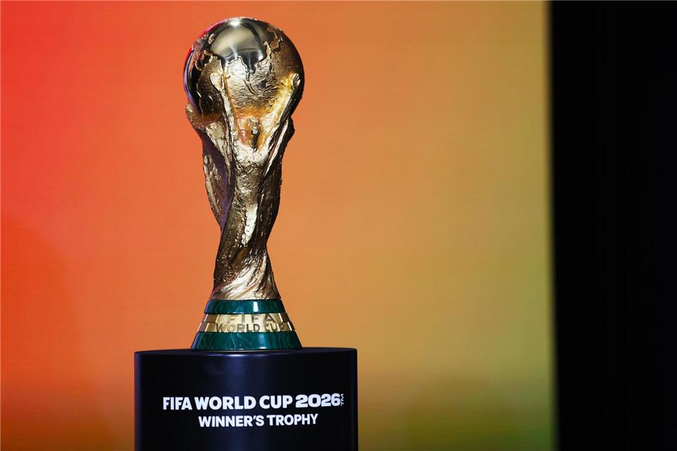 Diese Trophäe ist für den künftigen Fußball-Weltmeister.Heather Khalifa/AP/dpa