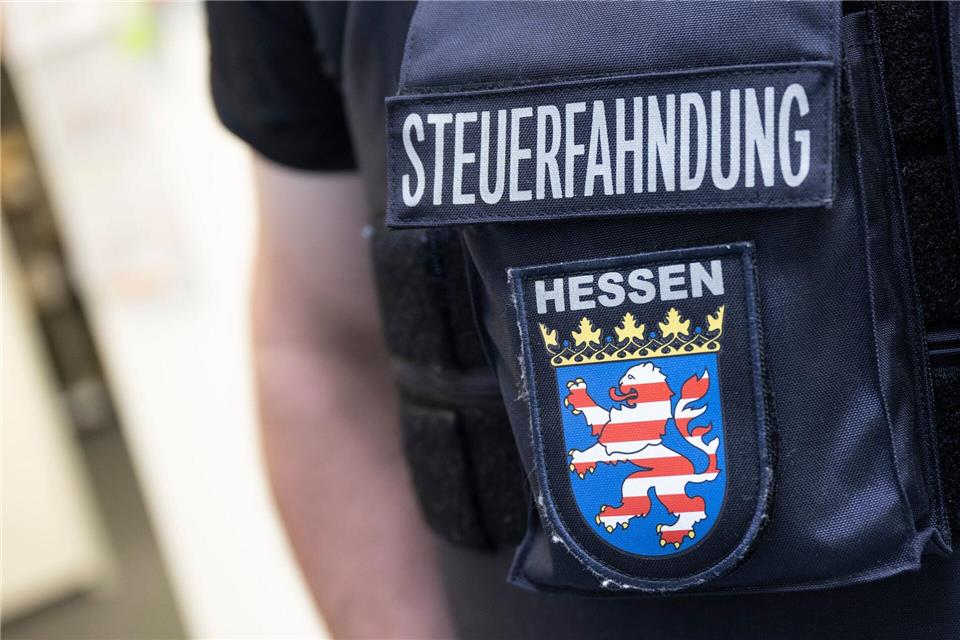 Diese Uniformen sind nicht bei allen Bürgern und Betrieben beliebt: Steuerfahnder im Einsatz. (Symbolbild) Boris Roessler/dpa