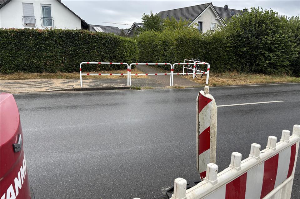 Diese Wegsperre soll dafür sorgen, dass vor allem kleinere Kinder nicht mit ihrem Fahrrad auf die Schermbecker Straße in Erle fahren.