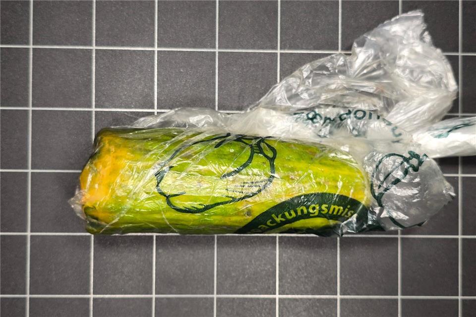 Diese alte Gurke hatte eine Frau aus der Oberpfalz statt einer Goldmünze in einem Paket bekommen.Polizei Sulzbach-Rosenberg/dpa