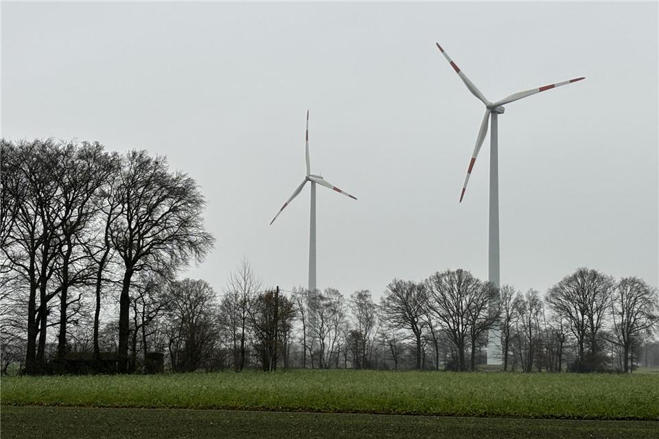 Diese beiden Windräder im östlichen Raesfelder Gemeindegebiet sollen durch eine neue Anlage ersetzt werden.