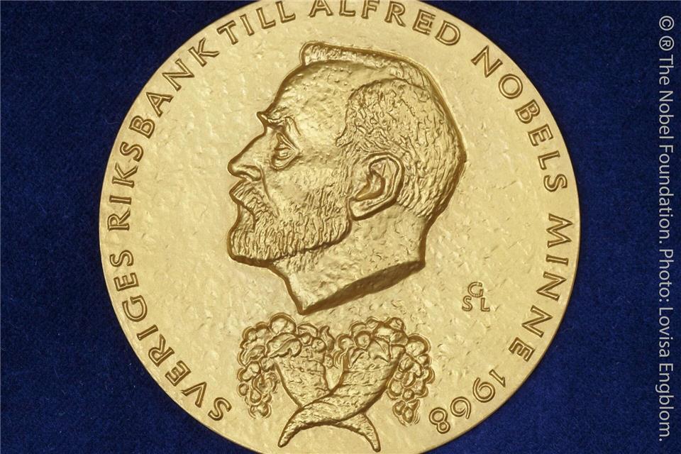 Diese besondere Medaille erhalten die Wirtschaftsnobelpreisträger. (Archivbild)Lovisa Engblom/The Nobel Foundation/dpa