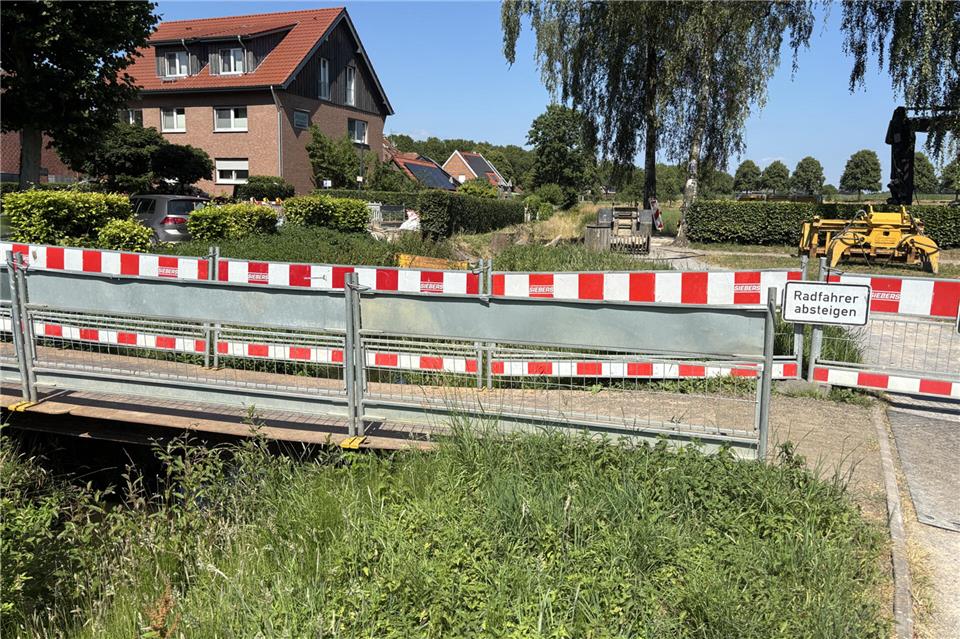 Diese provisorische Brücke erlaubt Fußgängern und Radfahrern den Weg zum Schloss.