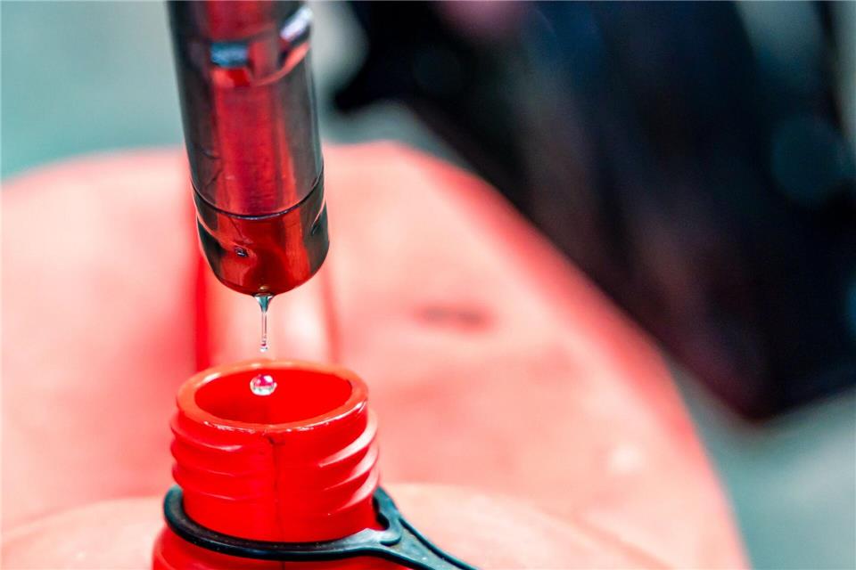 Diesel wurde aus einer Sattelzugmaschine geklaut. (Symbolbild)Frank Hammerschmidt/dpa