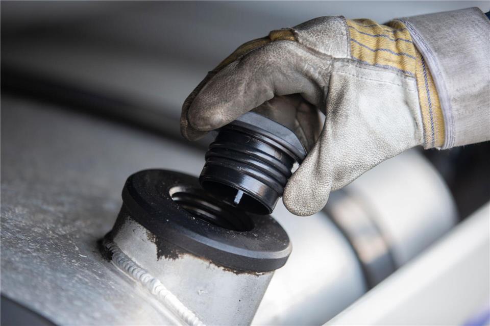 Dieseldiebe haben rund um das Kreuz Walldorf zugeschlagen. (Symbolbild)Thomas Banneyer/dpa
