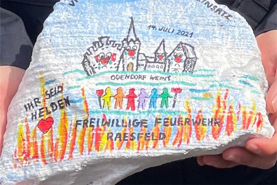 Diesen „Flutstein“ überreichten Odendorfer Feuerwehrleute den Raesfelder Gästen als Dank für deren Einsatz