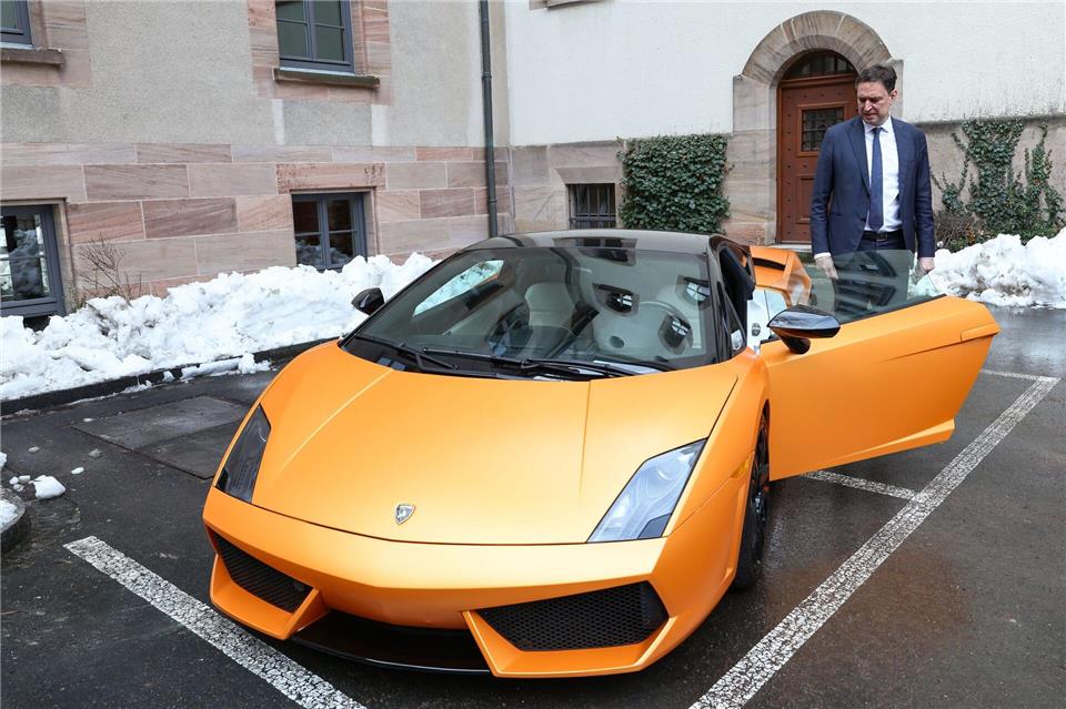 Diesen Lamborghini haben die Ermittler bei einem Beschuldigten gepfändet, der in Unterfranken im großen Stil nicht erbrachte Corona-Tests abgerechnet haben soll. Daniel Löb/dpa