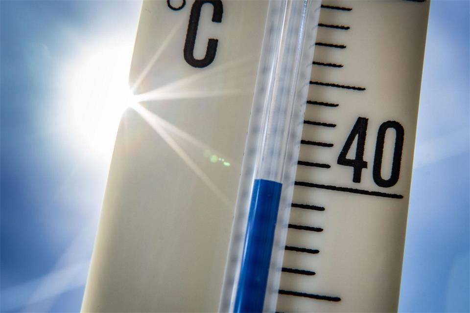 Diesen Sommer gab es einen neuen Höchststand an sehr heißen Tagen in Sachsen. (Symbolbild)Frank Rumpenhorst/dpa