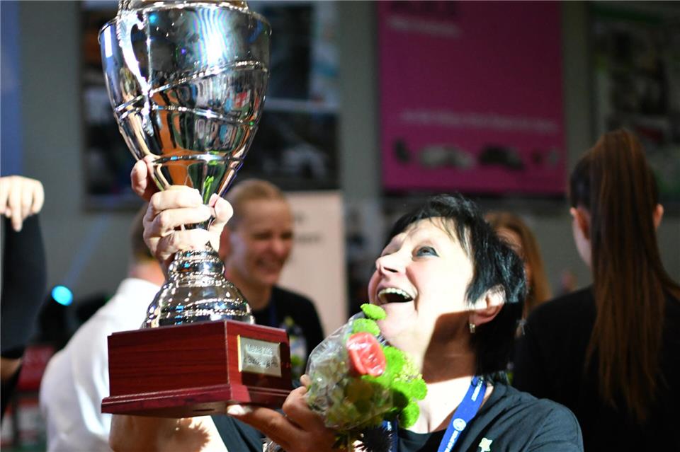 Diesen Tag kann ihr keiner nehmen: Danuta Brinkmann am 26. April 2025 mit dem Pokal des Meisters der 2. Bundesliga Pro.