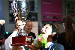 Diesen Tag kann ihr keiner nehmen: Danuta Brinkmann am 26. April 2025 mit dem Pokal des Meisters der 2. Bundesliga Pro.