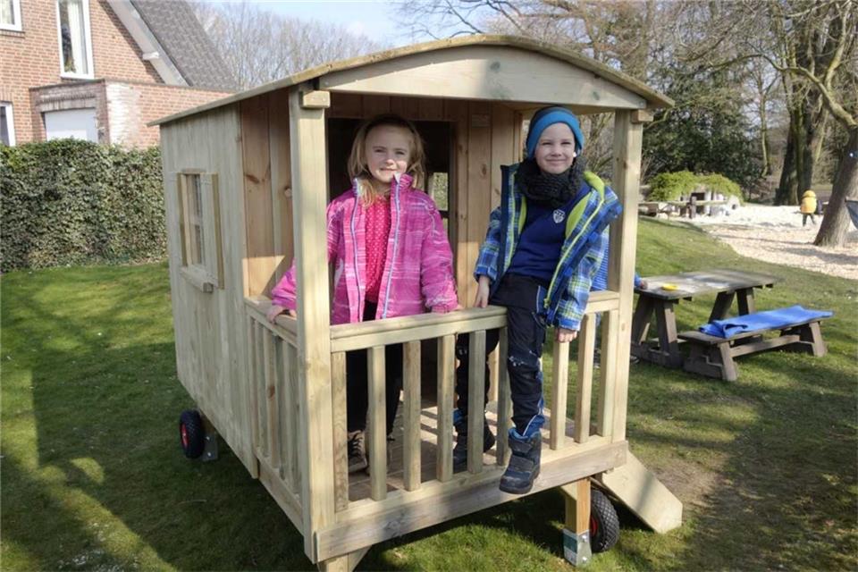 Diesen Zirkuswagen haben einige Väter aufgebaut.