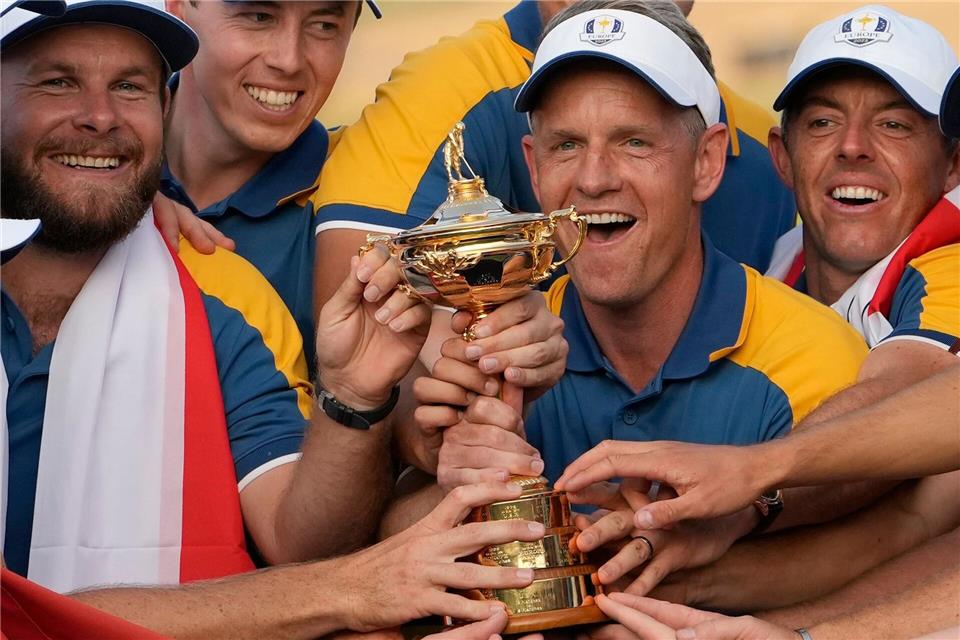 Diesen gar nicht so großen Pokal will Team Europa um Kapitän Luke Donald (Mitte) verteidigen. (Archiv-Foto)Alessandra Tarantino/AP/dpa