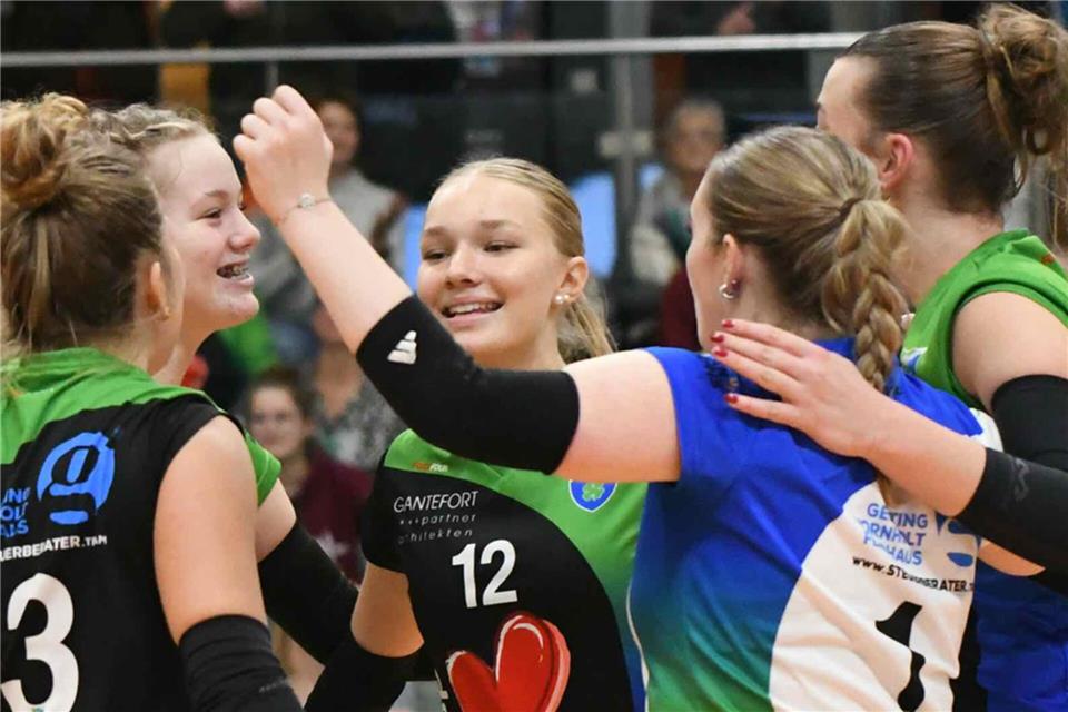 Dieser 3:2-Erfolg gegen VoR Paderborn war wichtig für das Selbstvertrauen: Zuspielerin Maja Feldhaus (Nr. 12) jubelt mit ihren Teamkolleginnen.