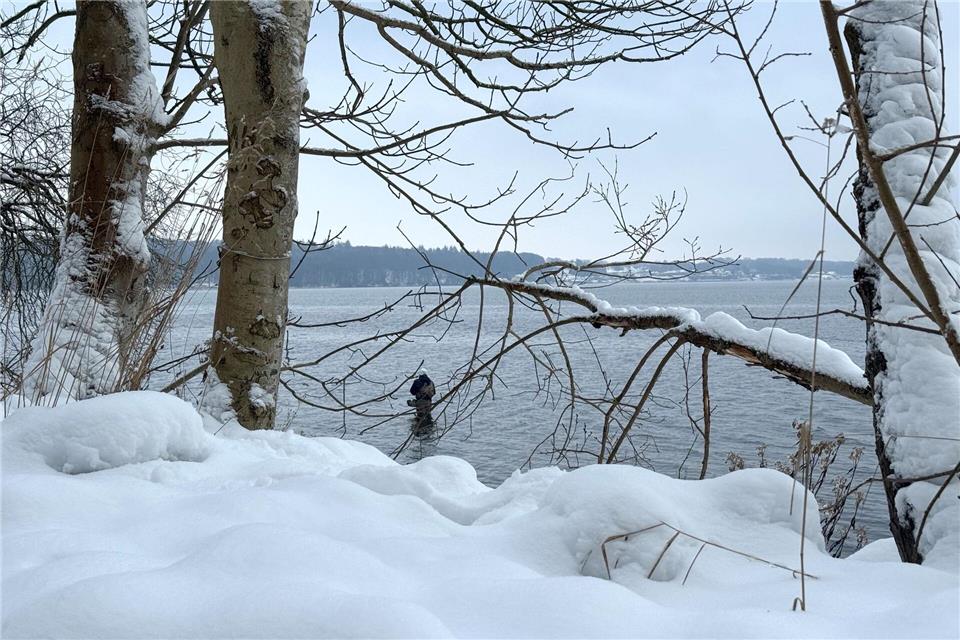 Dieser Angler stört sich offenbar nicht an der Kälte.Birgitta von Gyldenfeldt/dpa