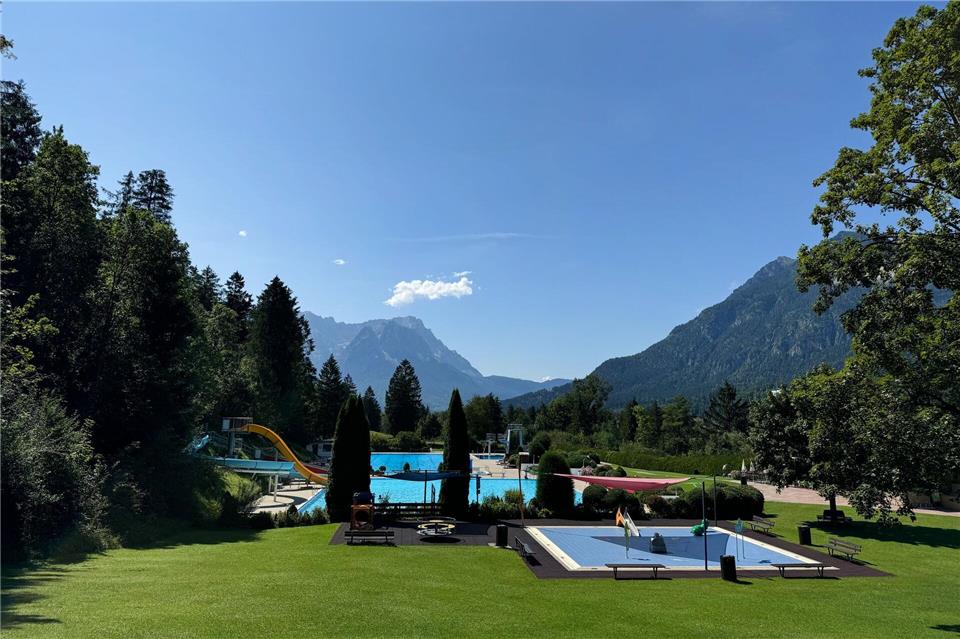 Dieser Ausblick dürfte von anderen Freibädern schwer zu toppen sein: das Panoramabad Farchant.Tourist-Information Farchant/dpa-tmn