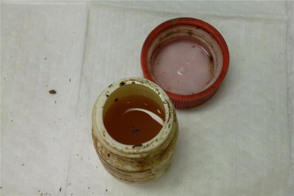 Dieser Behälter und sein Inhalt geben Fachleuten Rätsel auf.Umweltministerium Baden-Württemberg