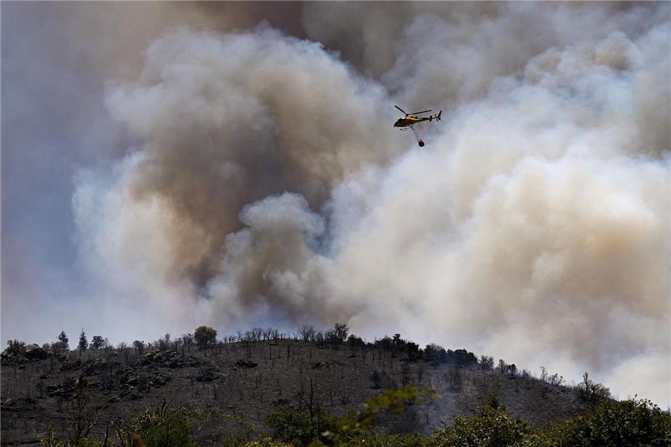 Dieser Brand brach in einem Gebirgsmassiv in der Nähe von Trévillach im Département Pyrénées-Orientales aus.Matthieu Rondel/AFP/dpa