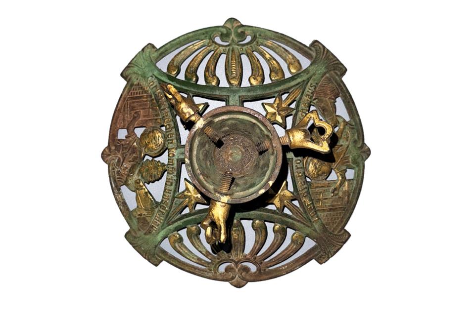 Dieser Christbaumständer entstammt dem Depot des Forums Altes Rathaus Borken (Farb). Es handelt sich um eine Dauerleihgabe des Heimatvereins, die wohl über 100 Jahre alt ist.