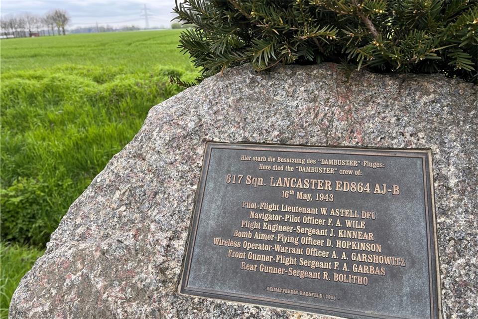 Dieser Gedenkstein erinnert an der Absturzstelle in Marbeck an der Tod der sieben alliierten Soldaten. 