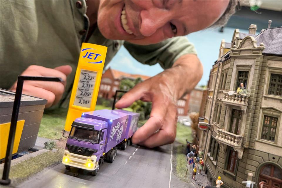 Dieser Lastwagen ist das Auto Nummer 1. Es steht seit 25 Jahren auf der Anlage und fährt immer noch. Mehr als 24.000 echte Kilometer ist der Laster schon gefahren.Christian Charisius/dpa