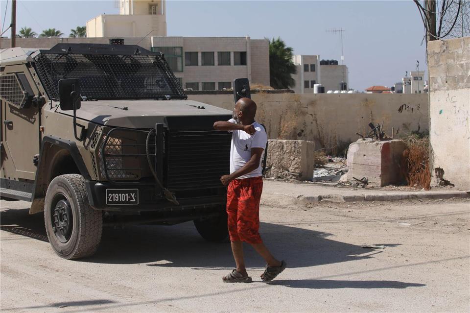 Bilder des Tages Dieser Mann bringt nonverbal zum Ausdruck, was er von den israelischen Militärfahrzeugen in der Stadt Dschenin im Westjordanland hält.Nidal Eshtayeh/XinHua/dpa