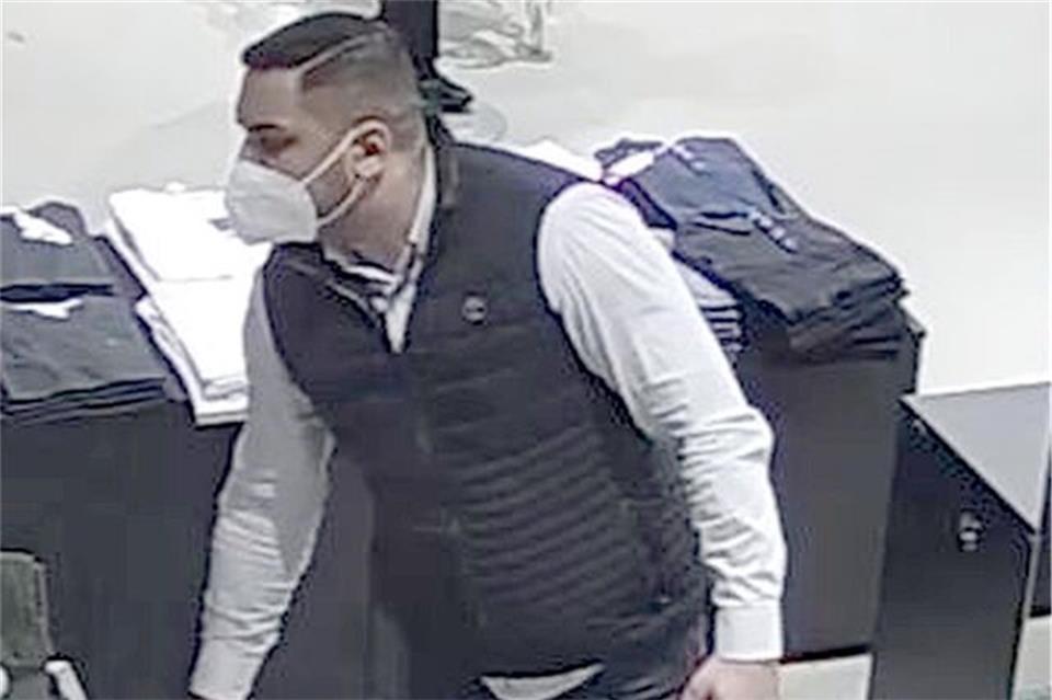 Dieser Mann hat im Oktober 2022 Kleidung aus einem Dorstener Geschäft gestohlen. Noch immer wird er von der Polizei Recklinghausen gesucht. 