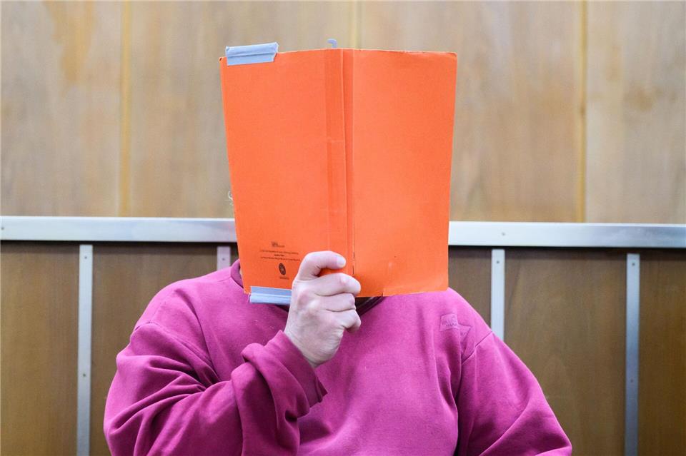 Dieser Mann hat nach Ansicht des Gerichts im Juli 2025 in Bad Münder seine Nachbarin für einige Hundert Euro getötet. Er schwieg im Prozess. (Archivbild)Julian Stratenschulte/dpa