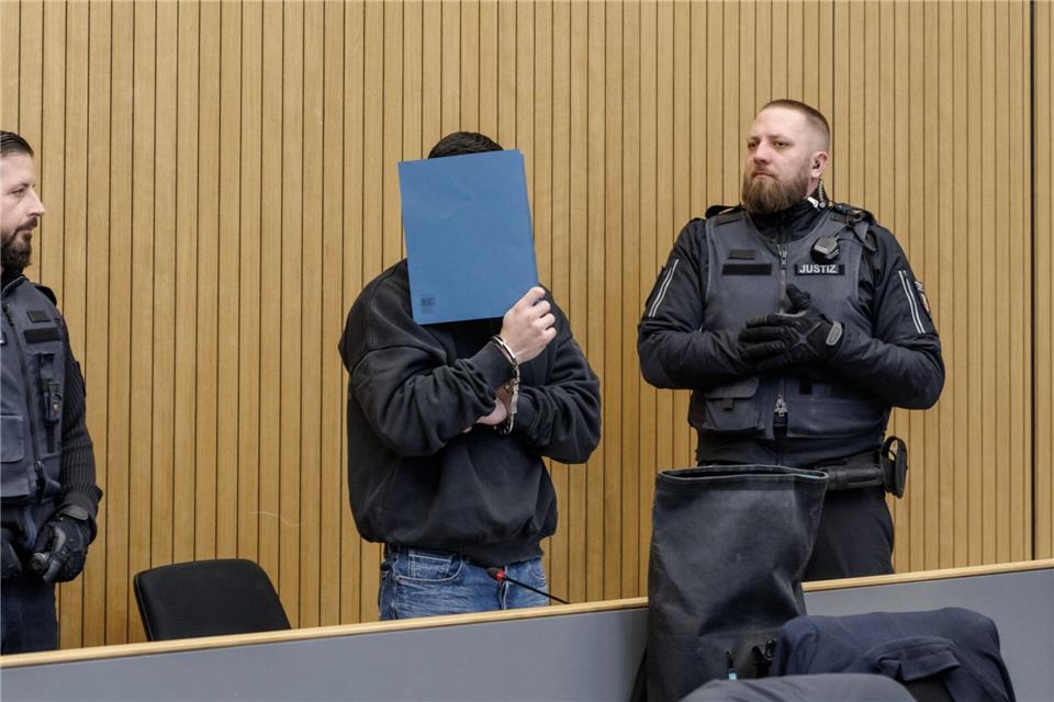 Dieser Mann muss sich seit Freitag wegen Totschlags vor dem Landgericht Lübeck verantworten.Markus Scholz/dpa