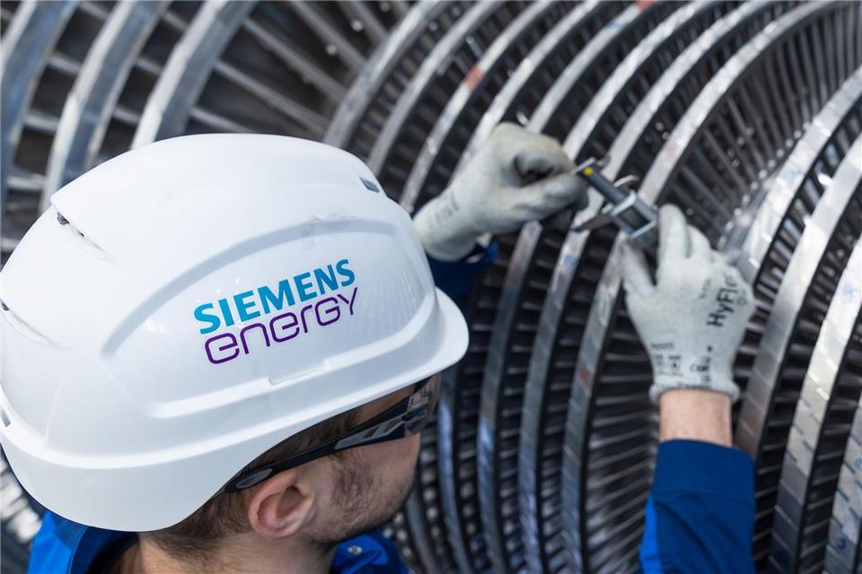 Dieser Mitarbeiter braucht einen neuen Helm: Siemens Energy ändert seinen Namen. (Archivbild)Jürgen Lösel/dpa