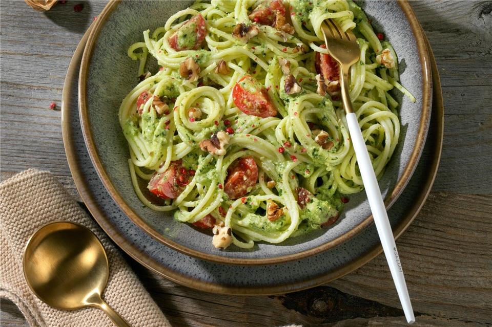 Dieser Nudelsalat mit Walnuss-Pesto und Kirschtomaten wird aus dem dünneren Bruder der Spaghetti gemacht - den Spaghettini. photoart/Christian Verlag/Susann Kreihe/dpa-tmn