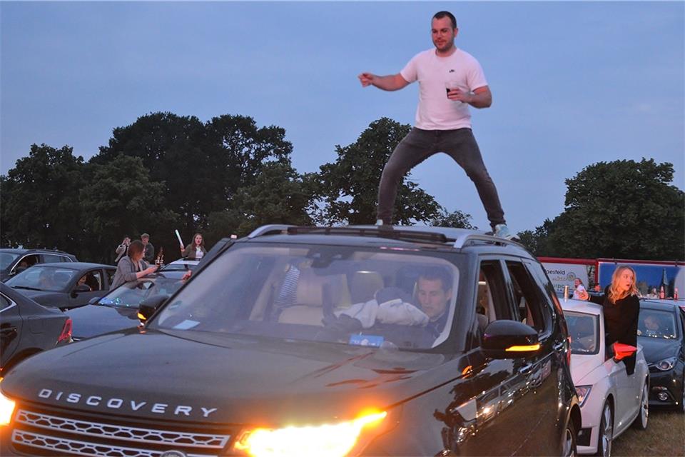 Dieser Partygast tanzte sogar auf dem Autodach im Rhythmus der Musik mit.