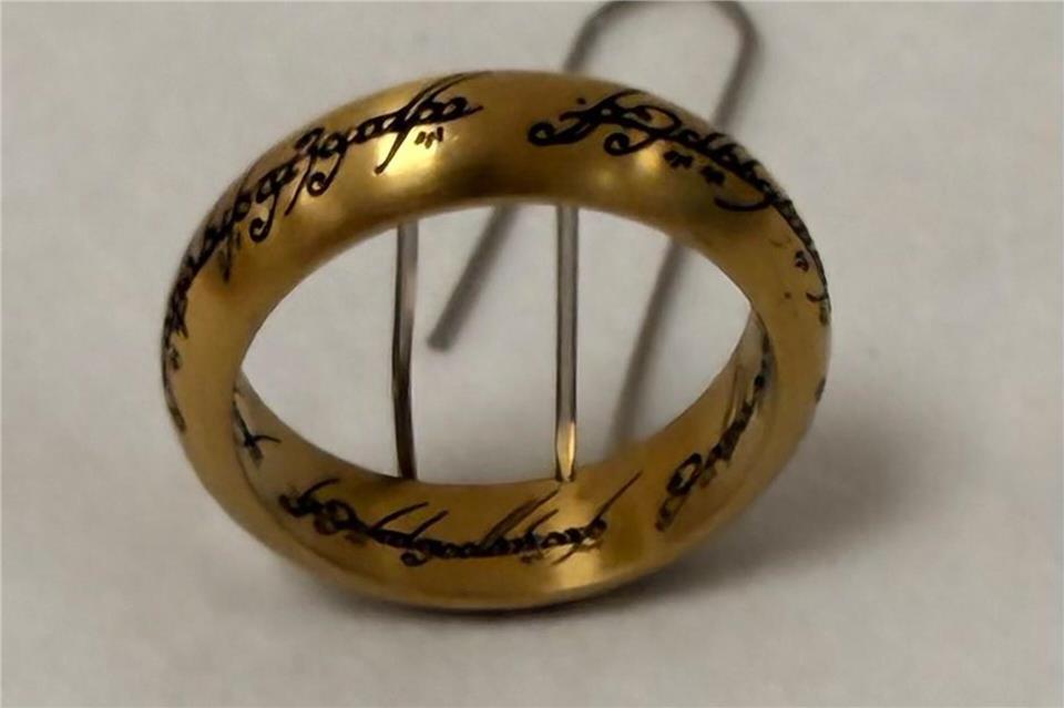 Dieser Ring wartet im Fundbüro Hamburg auf seine Besitzerin beziehungsweise seinen Besitzer. Richard Emmel/Zentrales Fundbüro Hamburg/dpa
