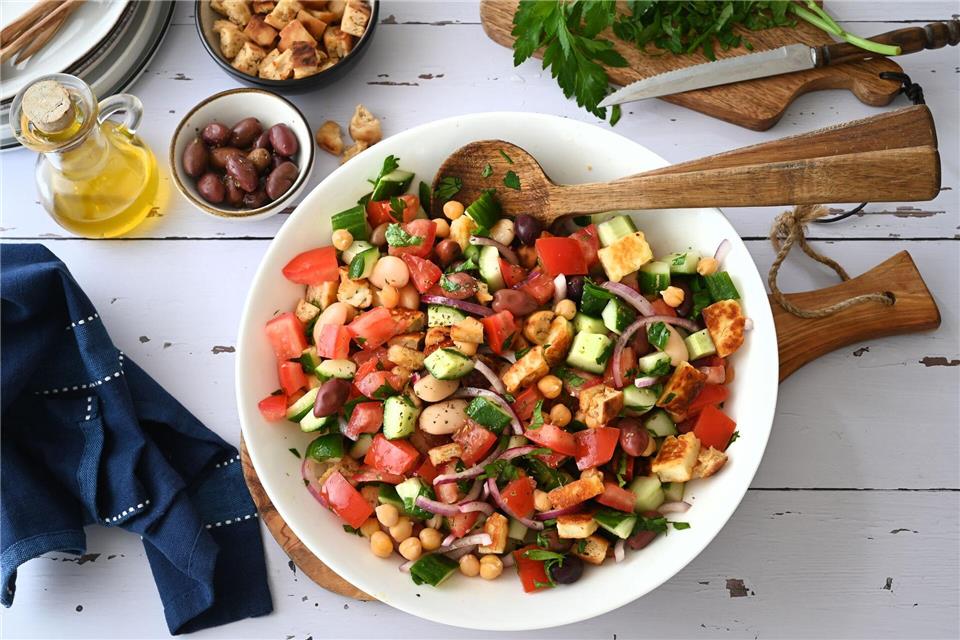 Dieser Salat bringt das Gefühl einer griechischen Taverne auf den Tisch - mit sonnengereiften Tomaten, Oliven, geröstetem Halloumi- und Pita-Würfeln. Julia Uehren/loeffelgenuss.de/dpa-tmn