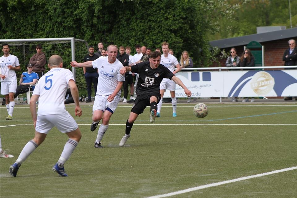 Dieser Schussversuch vom Rekener Zinedin Sekic, der hier vor dem Ramsdorfer Marcel Kormann am Ball ist, fand nicht den Weg ins VfL-Gehäuse.
