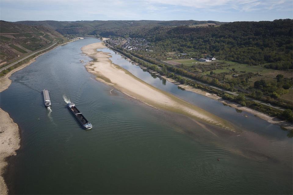 Dieser Sommer brachte eine lange Phase mit Niedrigwasser im Rhein. (Archivfoto)Thomas Frey/dpa
