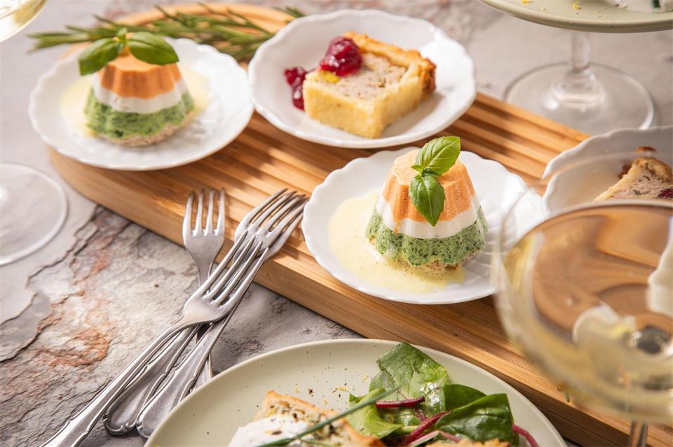 Dieser Vorspeisen-Mix mit Pasteten und Terrine sorgt für Staunen am Tisch. Dazu passt ein feierliches Gläschen Sekt.Christin Klose/dpa-tmn